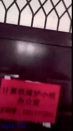 【某某门事件】第23弹 云南昆明某高校 情侣在计算机小组办公室偷情，老师突然敲门吓惨了，开门后还装作在学习 截图11