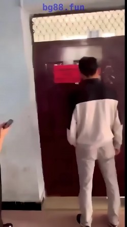 【某某门事件】第23弹 云南昆明某高校 情侣在计算机小组办公室偷情，老师突然敲门吓惨了，开门后还装作在学习 截图12
