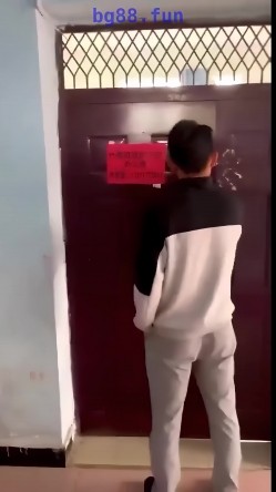 【某某门事件】第23弹 云南昆明某高校 情侣在计算机小组办公室偷情，老师突然敲门吓惨了，开门后还装作在学习 截图13