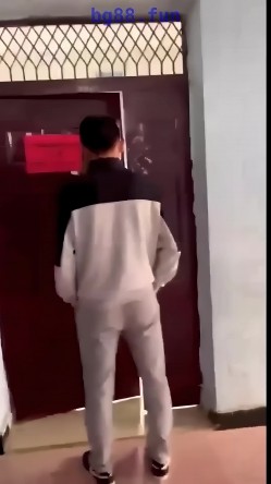 【某某门事件】第23弹 云南昆明某高校 情侣在计算机小组办公室偷情，老师突然敲门吓惨了，开门后还装作在学习 截图14