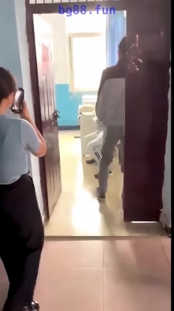 【某某门事件】第23弹 云南昆明某高校 情侣在计算机小组办公室偷情，老师突然敲门吓惨了，开门后还装作在学习 截图15