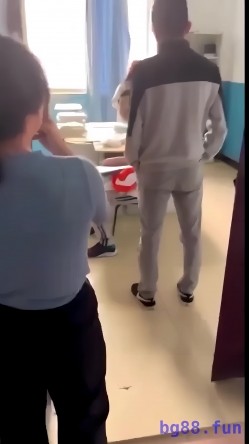 【某某门事件】第23弹 云南昆明某高校 情侣在计算机小组办公室偷情，老师突然敲门吓惨了，开门后还装作在学习 截图16