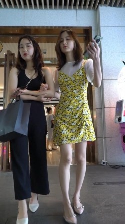 YC商场 ️花裙高跟绝美少妇漏毛的心型内裤一侧被淫液浸湿了 截图1