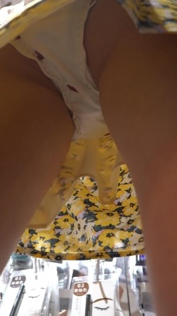 YC商场 ️花裙高跟绝美少妇漏毛的心型内裤一侧被淫液浸湿了 截图13