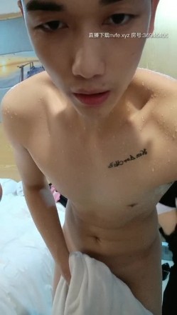 排骨小哥草逼很猛约炮两位颜值不错的小骚逼，全程露脸给口活床上轮草两女，表情很骚叫声很浪，直接干内射 截图13