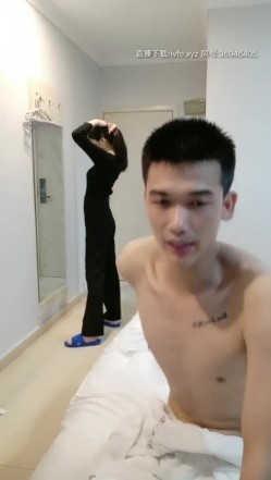 排骨小哥草逼很猛约炮两位颜值不错的小骚逼，全程露脸给口活床上轮草两女，表情很骚叫声很浪，直接干内射 截图14
