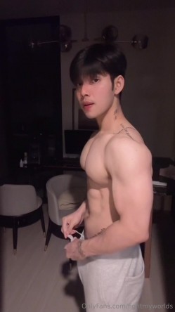健身肌肉猛男【fighterr】推特福利，巨根疯狂打桩机，约炮各种小姐姐，用大肉棒征服她们 截图1