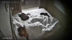 上帝视角  年轻情侣体力好激情高 就跟他妈电动小马达一样啪啪就是猛冲 完事来上一根事后烟 爽哉 截图14