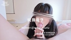 DOM黑宫合作骚货、娘胎里自带母狗光环「咬人兔兔」「玩具兔子」兔兔戴着项圈和尾巴塞，跪在地上像只乖乖小狗，主人一进来就主动爬过去 截图9
