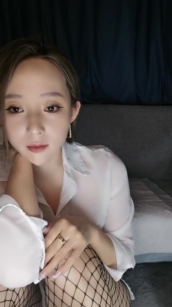 气质妖艳极品美女！连体渔网袜激情操逼！张开双腿扣弄无毛骚逼，沙发上骑乘位，爆操骚穴清晰可见 截图1