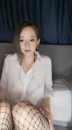 气质妖艳极品美女！连体渔网袜激情操逼！张开双腿扣弄无毛骚逼，沙发上骑乘位，爆操骚穴清晰可见 截图2