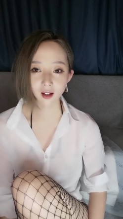 气质妖艳极品美女！连体渔网袜激情操逼！张开双腿扣弄无毛骚逼，沙发上骑乘位，爆操骚穴清晰可见 截图3