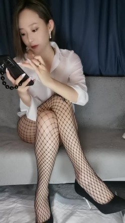气质妖艳极品美女！连体渔网袜激情操逼！张开双腿扣弄无毛骚逼，沙发上骑乘位，爆操骚穴清晰可见 截图4