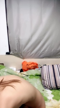 黑丝露脸贪玩宝贝跟小哥激情啪啪，让小哥压在身下持续输出，拽着胳膊才草呢，浪叫呻吟不止，精彩不要错过 截图16