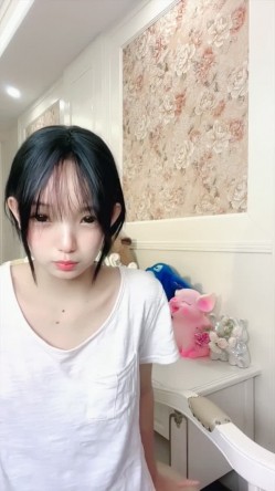 校花女神【鬼鬼啊】 纤细小蛮腰全裸跳舞道具自慰疯狂抽插冒白浆空前尺度全裸跳舞疯狂抽插冒白浆 截图1