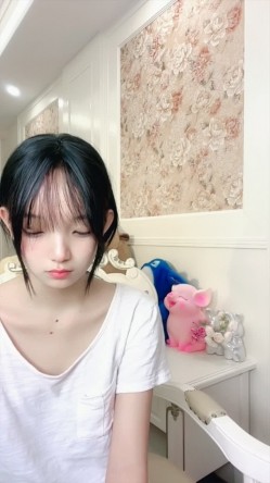 校花女神【鬼鬼啊】 纤细小蛮腰全裸跳舞道具自慰疯狂抽插冒白浆空前尺度全裸跳舞疯狂抽插冒白浆 截图2