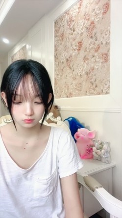 校花女神【鬼鬼啊】 纤细小蛮腰全裸跳舞道具自慰疯狂抽插冒白浆空前尺度全裸跳舞疯狂抽插冒白浆 截图3