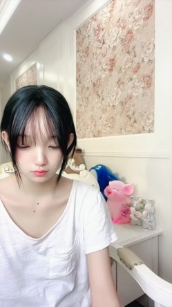 校花女神【鬼鬼啊】 纤细小蛮腰全裸跳舞道具自慰疯狂抽插冒白浆空前尺度全裸跳舞疯狂抽插冒白浆 截图4