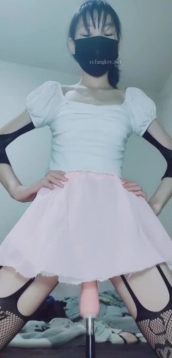 出道即巅峰新人露脸推特顶B王，人瘦奶大小魔女【蒂米】定制私拍，裸舞顶胯，道具紫薇无套啪啪内射 截图15