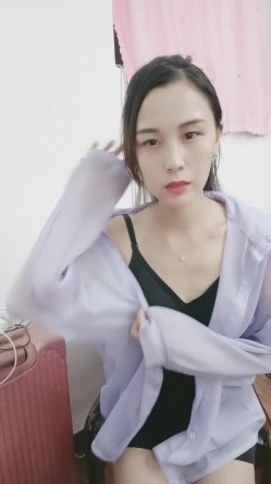 外表很良家气质型御姐，近期下海小尺度，衬衣短裙，半脱下内裤揉穴，跪在椅子翘起美臀 截图1