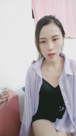 外表很良家气质型御姐，近期下海小尺度，衬衣短裙，半脱下内裤揉穴，跪在椅子翘起美臀 截图2
