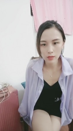 外表很良家气质型御姐，近期下海小尺度，衬衣短裙，半脱下内裤揉穴，跪在椅子翘起美臀 截图3