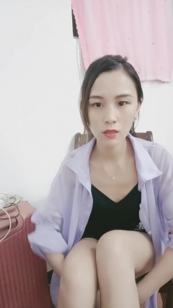 外表很良家气质型御姐，近期下海小尺度，衬衣短裙，半脱下内裤揉穴，跪在椅子翘起美臀 截图4