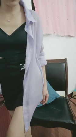 外表很良家气质型御姐，近期下海小尺度，衬衣短裙，半脱下内裤揉穴，跪在椅子翘起美臀 截图5
