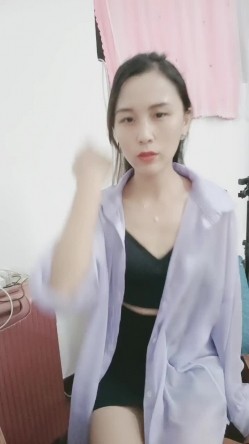 外表很良家气质型御姐，近期下海小尺度，衬衣短裙，半脱下内裤揉穴，跪在椅子翘起美臀 截图7