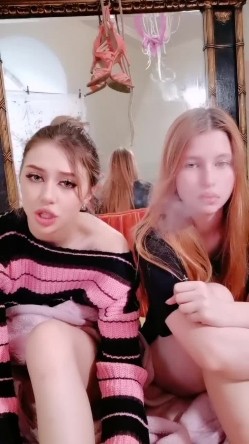欧美模特身材，大眼萌妹子，会说简单国语 全裸自慰，镜头前热舞，极品白虎鲍鱼完美炮架子 截图2