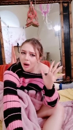 欧美模特身材，大眼萌妹子，会说简单国语 全裸自慰，镜头前热舞，极品白虎鲍鱼完美炮架子 截图3