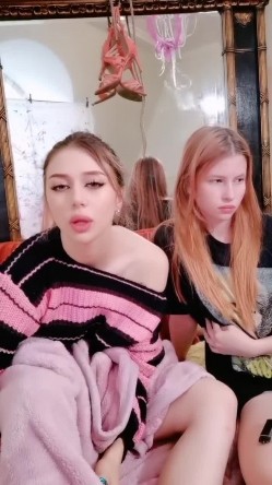 欧美模特身材，大眼萌妹子，会说简单国语 全裸自慰，镜头前热舞，极品白虎鲍鱼完美炮架子 截图4