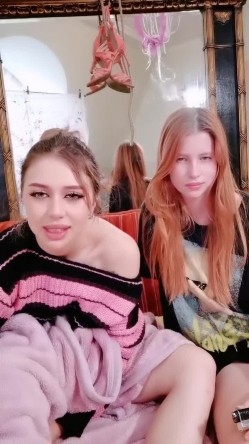 欧美模特身材，大眼萌妹子，会说简单国语 全裸自慰，镜头前热舞，极品白虎鲍鱼完美炮架子 截图5