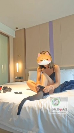 推特顶级NTR绿帽奴【小气质夫妇】绝版私拍，露出爱好者绿帽成瘾老公情人三人行其乐融融 截图1