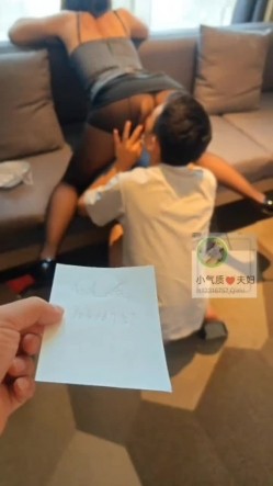 推特顶级NTR绿帽奴【小气质夫妇】绝版私拍，露出爱好者绿帽成瘾老公情人三人行其乐融融 截图9