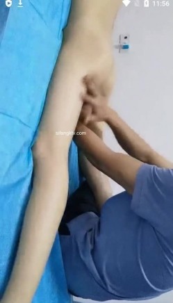 SPA养生馆，长腿蜜臀露脸美少妇，说自己家里的老公不行，只能来找小哥解火，好家伙，小哥就不客气了_clip 截图5