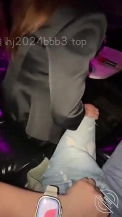 海角富姐少妇杀手野兽绅士陪离异少妇逛街，低胸裙高跟鞋，欲望上头拉到KTV就是爆操 截图5