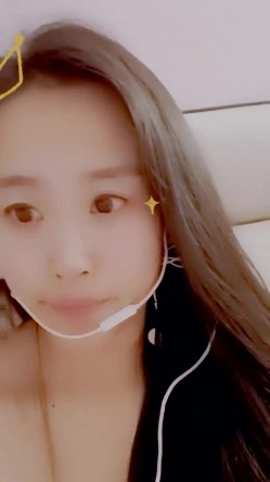最美哺乳期宝妈【哺乳期】为了生活下海~直播挤乳汁!湿哒哒，小少妇颇有几分姿色 截图2