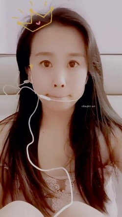最美哺乳期宝妈【哺乳期】为了生活下海~直播挤乳汁!湿哒哒，小少妇颇有几分姿色 截图10