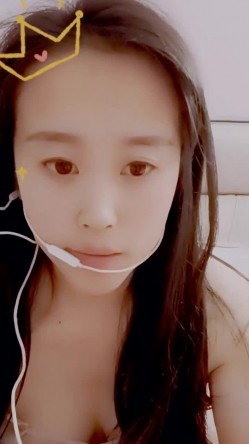 最美哺乳期宝妈【哺乳期】为了生活下海~直播挤乳汁!湿哒哒，小少妇颇有几分姿色 截图11