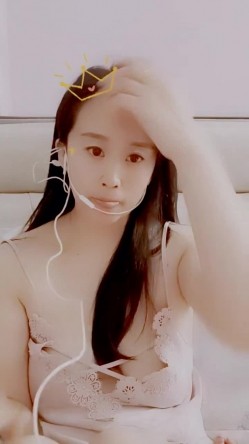最美哺乳期宝妈【哺乳期】为了生活下海~直播挤乳汁!湿哒哒，小少妇颇有几分姿色 截图14