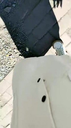 户外跳蛋系列，【你的悠悠】，公交车上高潮喷水~满地湿~偷解开外套狂柔乳头~忍不住还喷马路上 截图2