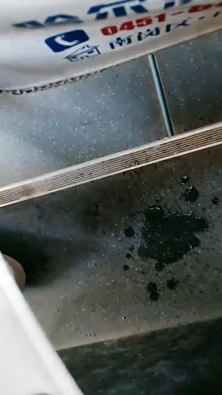 户外跳蛋系列，【你的悠悠】，公交车上高潮喷水~满地湿~偷解开外套狂柔乳头~忍不住还喷马路上 截图5