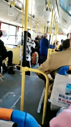 户外跳蛋系列，【你的悠悠】，公交车上高潮喷水~满地湿~偷解开外套狂柔乳头~忍不住还喷马路上 截图7