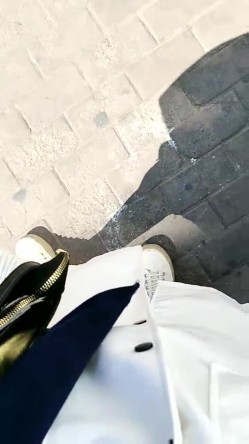 户外跳蛋系列，【你的悠悠】，公交车上高潮喷水~满地湿~偷解开外套狂柔乳头~忍不住还喷马路上 截图11