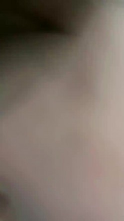 户外跳蛋系列，【你的悠悠】，公交车上高潮喷水~满地湿~偷解开外套狂柔乳头~忍不住还喷马路上 截图15