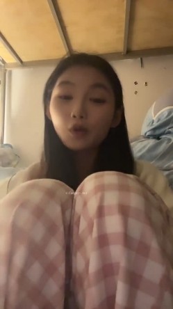 正宗校花学妹，【十四诗】，宿舍今天空无一人，躲在下铺蚊帐里，掏出玩具插屄，极品反差眼镜妹，乖乖女也疯狂 截图1