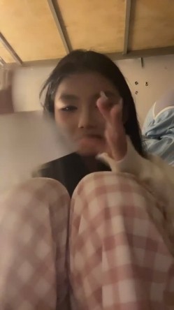 正宗校花学妹，【十四诗】，宿舍今天空无一人，躲在下铺蚊帐里，掏出玩具插屄，极品反差眼镜妹，乖乖女也疯狂 截图2