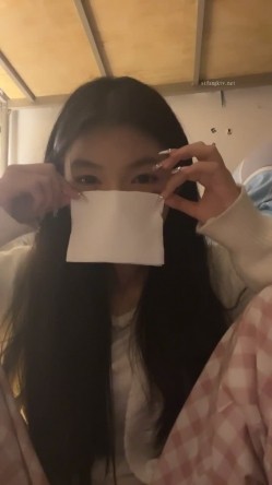 正宗校花学妹，【十四诗】，宿舍今天空无一人，躲在下铺蚊帐里，掏出玩具插屄，极品反差眼镜妹，乖乖女也疯狂 截图3