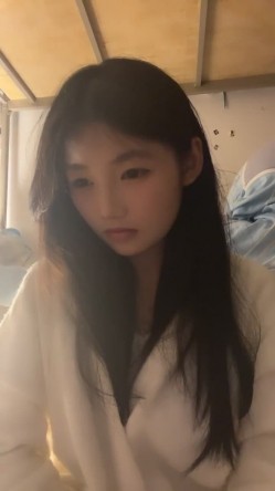 正宗校花学妹，【十四诗】，宿舍今天空无一人，躲在下铺蚊帐里，掏出玩具插屄，极品反差眼镜妹，乖乖女也疯狂 截图4